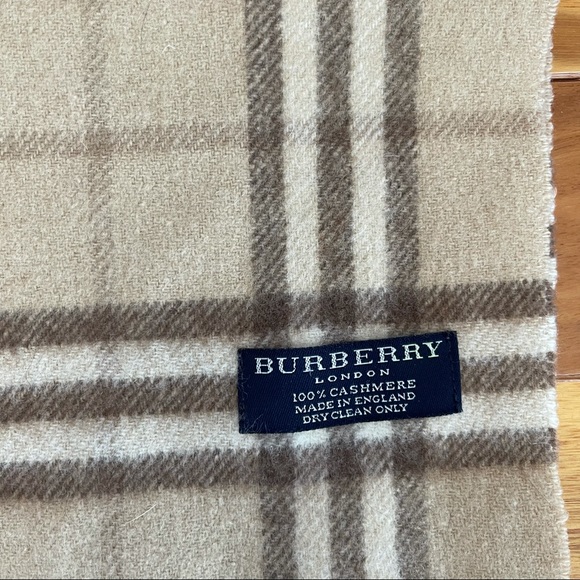 Vintage Burberry plain scarf - Picture 3 of 5